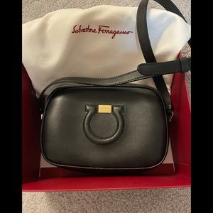 💯 Authentic Salvatore Ferragamo crossbody bad
